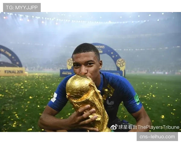 特写镜头：麦迪逊进球后冲向角旗区，与接受心脏手术后首次回归看台的父亲庆祝